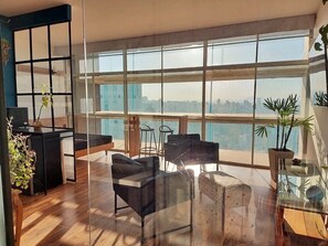 Interior - Modern studio with sunset views on the 27th floor of the Copan building. (São Paulo)