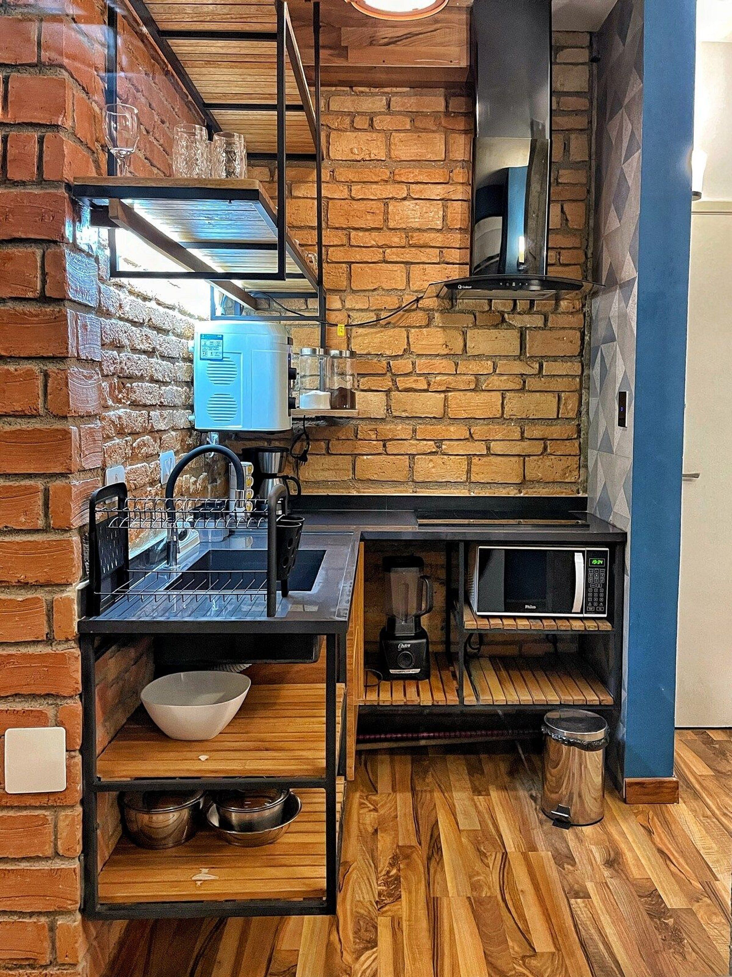 Een microgolfoven, een koffiezetapparaat/waterkoker