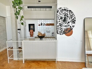 A modern kitchen with a white countertop, a bowl of bread, and a decorative wall piece. - 3217B (São Paulo)