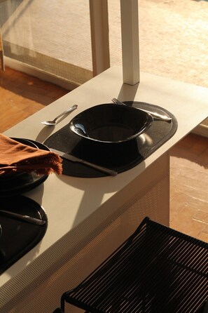 A kitchen counter with a black pan, a spoon, and a cloth. - 3217B (São Paulo)