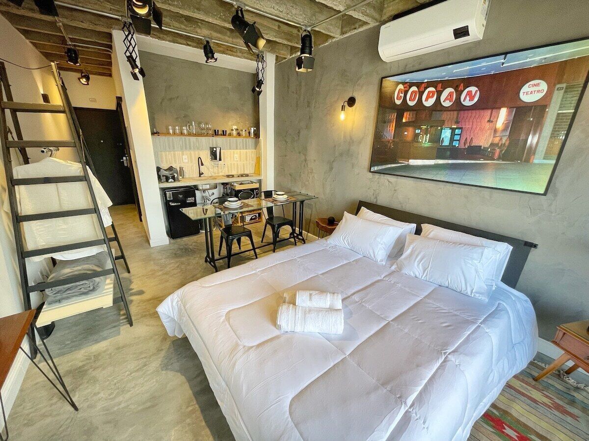 Ein Hotelzimmer mit einem Bett, einem Schreibtisch und einer Küchenzeile.