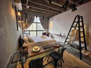 Iron/ironing board, bed sheets - Cine Copan - by @zairagon (São Paulo)