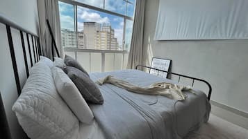 Ferros/tábuas de passar roupa, acesso à internet, roupa de cama