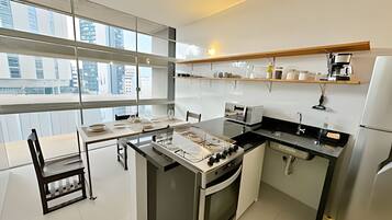 Geladeira, micro-ondas, fogão, talheres/pratos/utensílios de cozinha