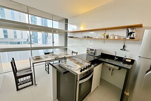 Geladeira, micro-ondas, fogão, talheres/pratos/utensílios de cozinha