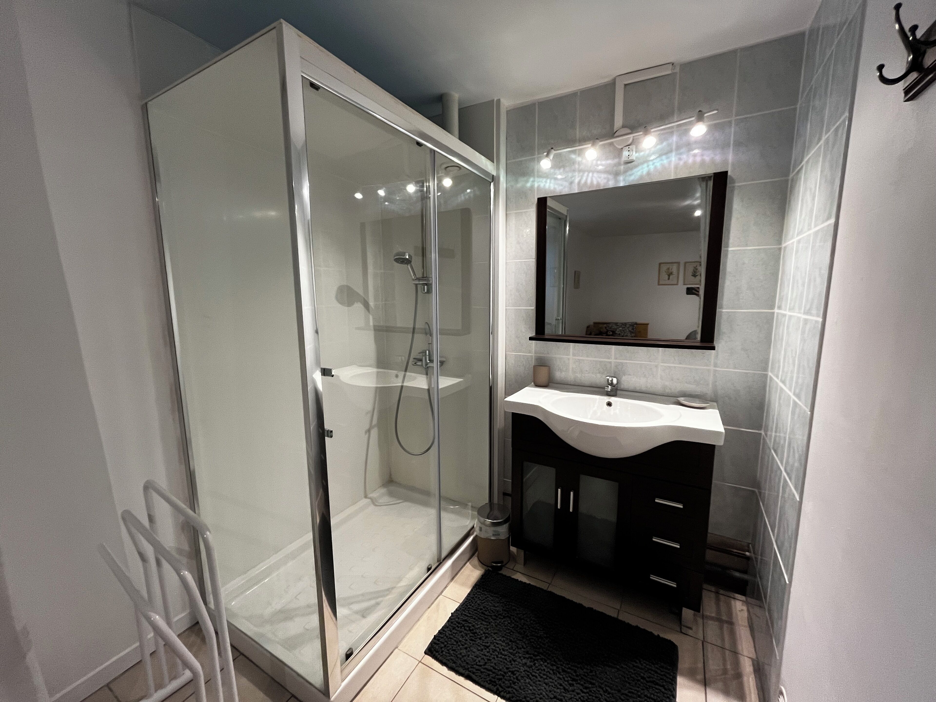 Douche, sèche-cheveux, serviettes fournies, papier toilette