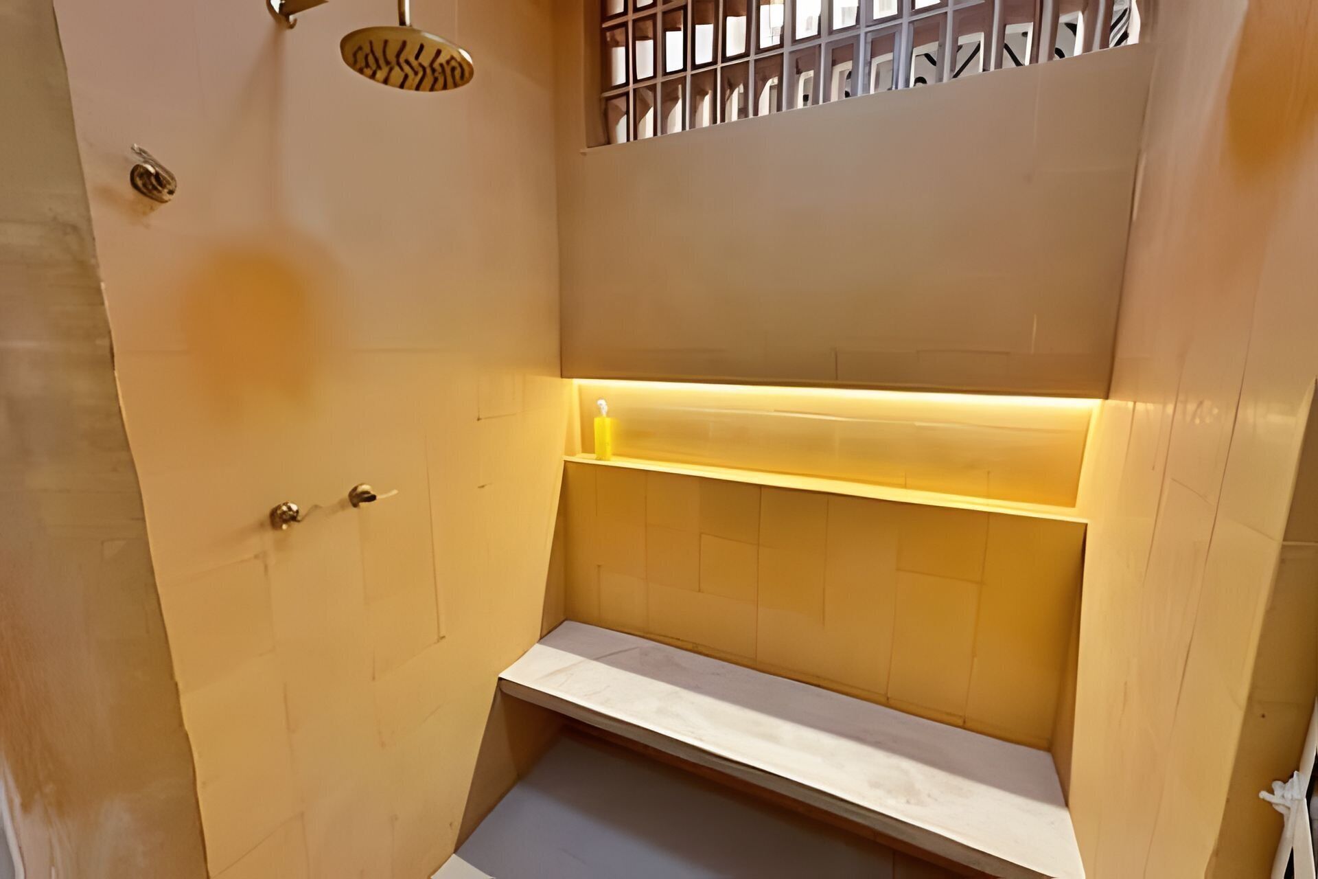 Een haardroger, handdoeken