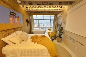 Tabla de planchar con plancha y ropa de cama 