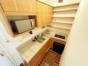 A compact kitchen with a microwave, sink, and dishwasher. - 0517B (São Paulo)