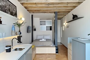 Iron/ironing board, bed sheets - Small on the outside. Big on the inside. In Copan! (São Paulo)