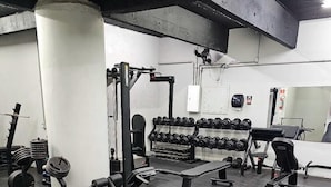 A gym with weightlifting equipment, benches, and dumbbells. - 3220B (São Paulo)