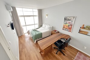 Tabla de planchar con plancha, internet y ropa de cama 