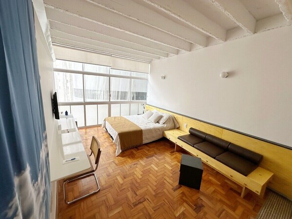 A room with a bed, a desk, and a bench. - 0713B (São Paulo)