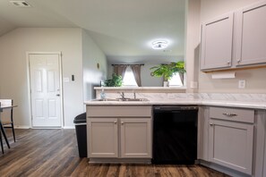 Interior - Charming 3-bedroom house in lovely Conway with AC comfort (Conway)