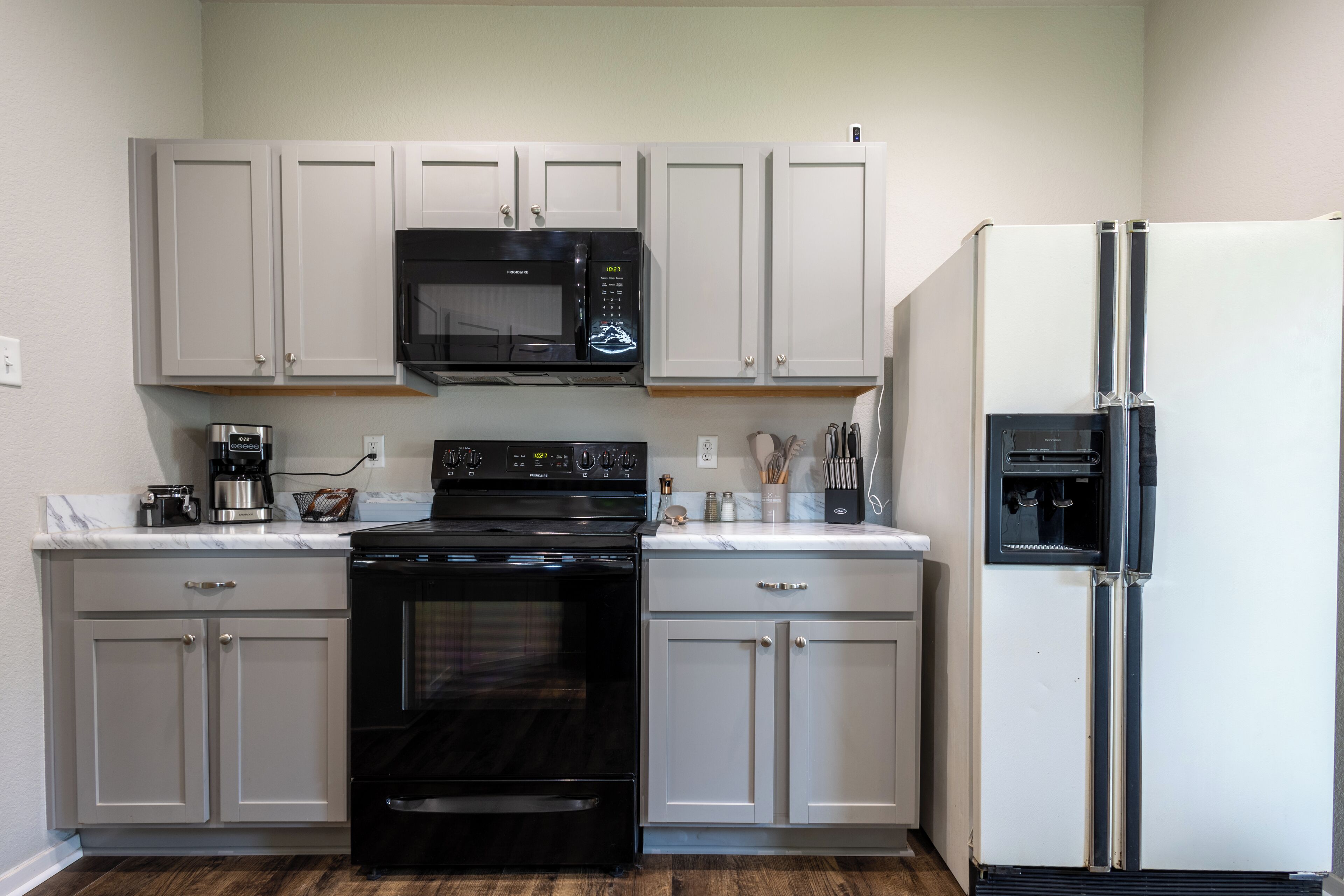 Micro-ondes, four, plaque de cuisson, lave-vaisselle