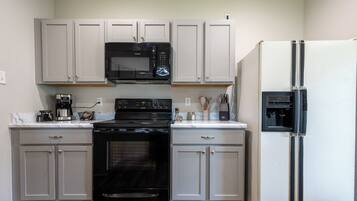 Microondas, horno, parrilla de estufa y lavavajillas