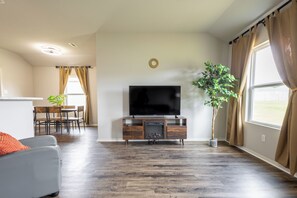 TV, fireplace - Charming 3-bedroom house in lovely Conway with AC comfort (Conway)