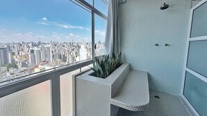 En balkon med udsigt over bybilledet, en plantekasse og et hjørne-vask.
