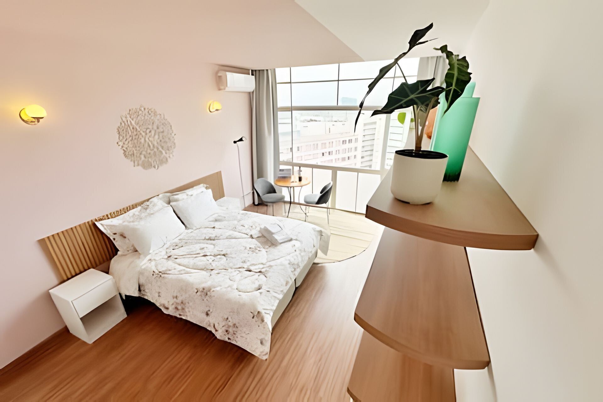 Een strijkplank/strijkijzer, beddengoed