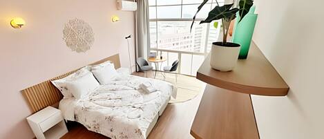 Een strijkplank/strijkijzer, beddengoed