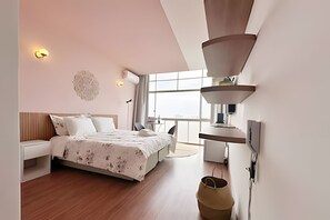 Iron/ironing board, bed sheets