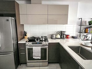 Réfrigérateur, micro-ondes, four, plaque de cuisson