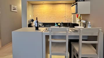 Micro-ondas, fogão, cafeteira/chaleira