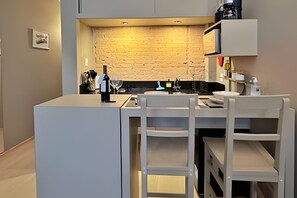 Micro-ondas, fogão, cafeteira/chaleira