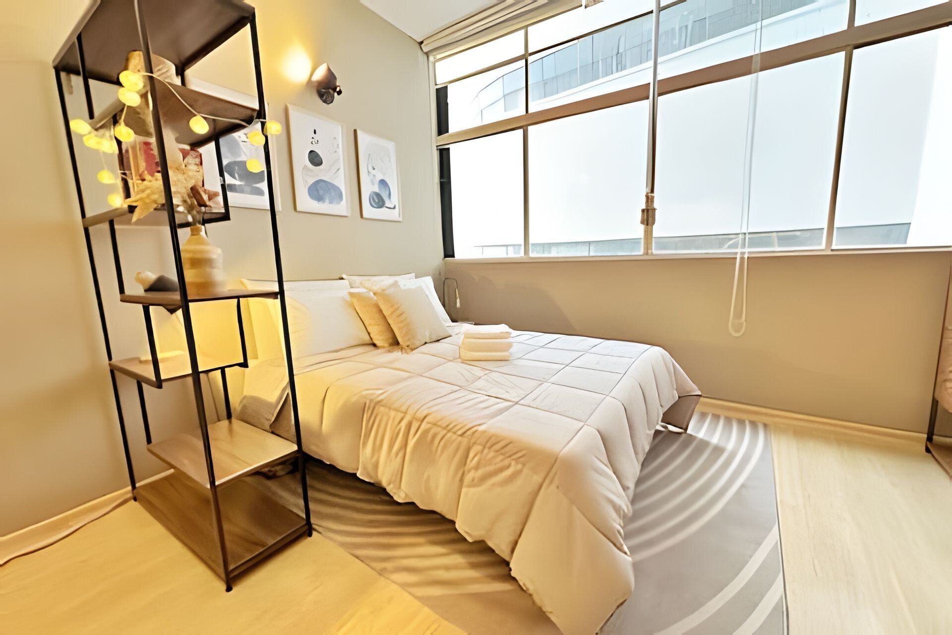 Ferros/tábuas de passar roupa, acesso à internet, roupa de cama