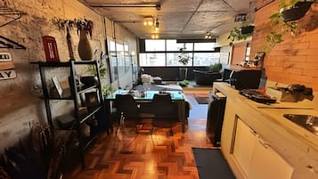 Mikrobølgeovn og kjøkkenutstyr