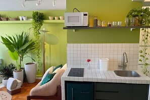 Mikrowelle, Wasserkocher mit Kaffee-/Teezubehör