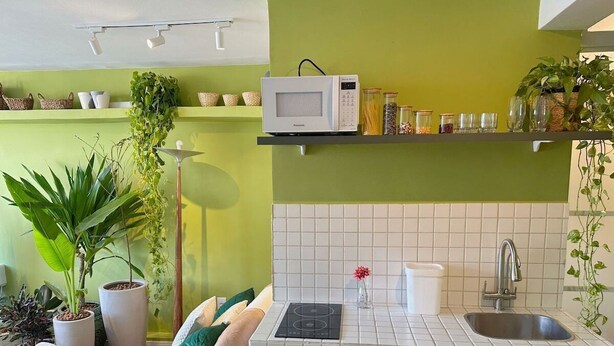 A modern kitchen with a microwave, sink, and storage shelves. - 2815M (São Paulo)
