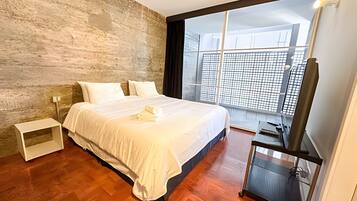 Iron/ironing board, bed sheets