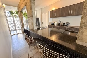 Fridge, microwave, oven, cookware/dishes/utensils - Spacious 2-bedroom, industrial-style apartment in Copan. (São Paulo)