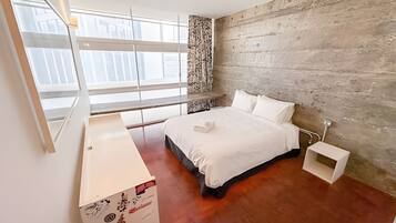 Iron/ironing board, bed sheets