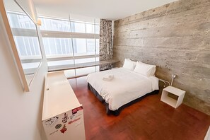 Iron/ironing board, bed sheets - Spacious 2-bedroom, industrial-style apartment in Copan. (São Paulo)