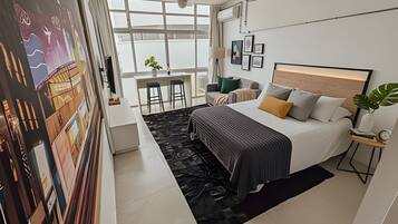 Iron/ironing board, bed sheets