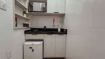 Micro-ondas, cafeteira/chaleira, torradeira