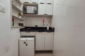 Micro-ondas, cafeteira/chaleira, torradeira