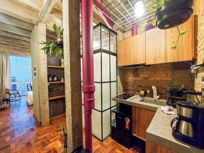A kitchen with a modern design, featuring a built-in stove, a sink, and wooden cabinets. - 3205B (São Paulo)