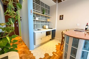 Micro-ondes, cafetière/bouilloire, grille-pain