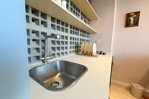 Micro-ondes, cafetière/bouilloire, grille-pain