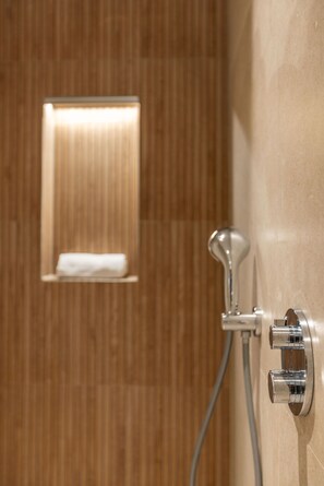 Shower, hair dryer, towels, toilet paper - 2 Bedrooms-Terrace-Pointe Croisette A2B267 (Cannes)