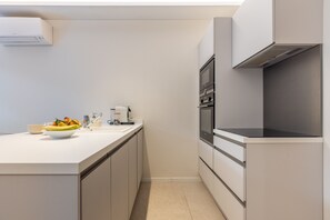 Jääkaappi, mikroaaltouuni, uuni, astianpesukone