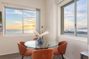 Dining - The Sunstone Full Oceanview Top floor Right On The Sand (Santa Monica)