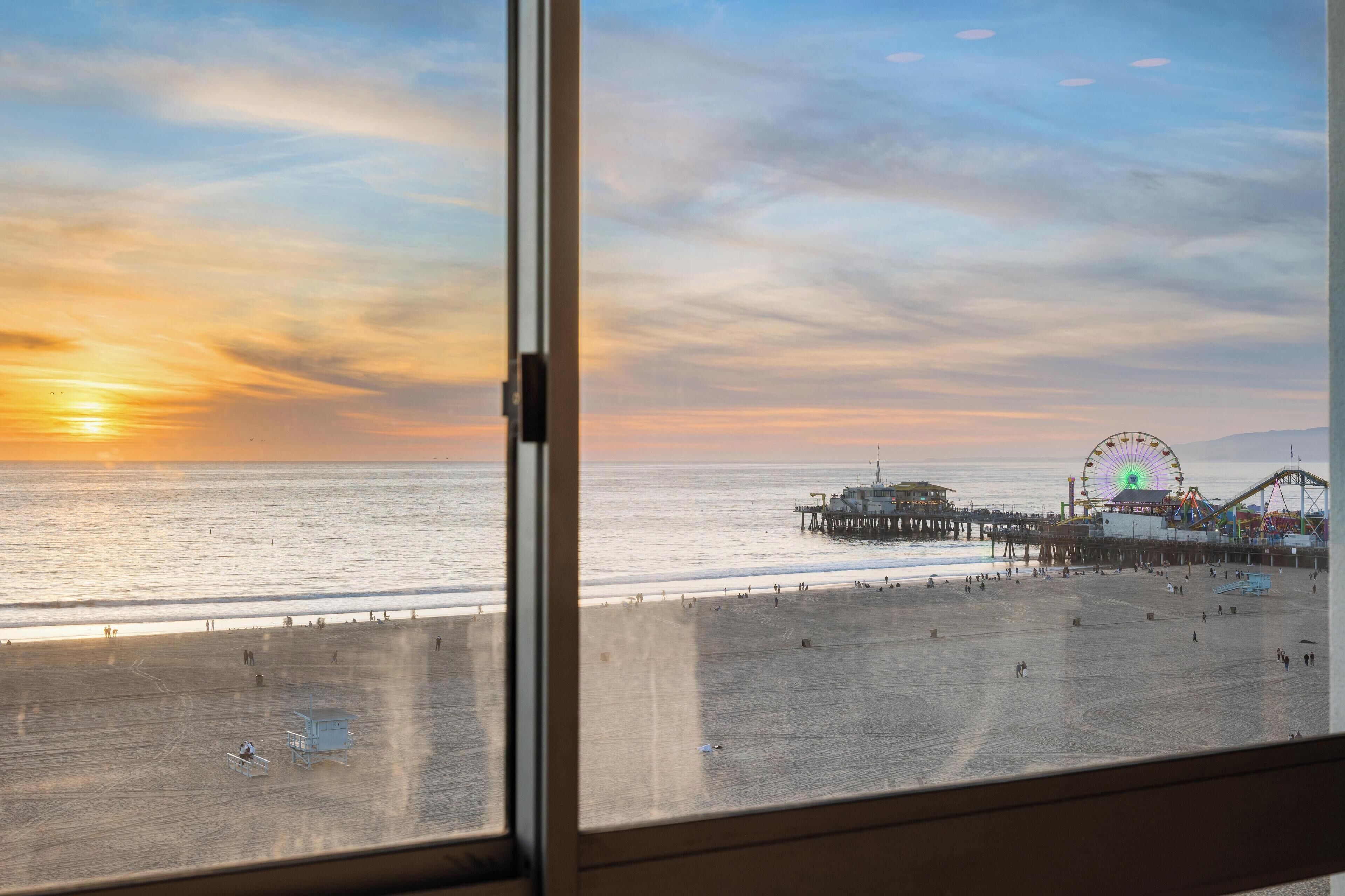 En la playa, camastros y toallas de playa 