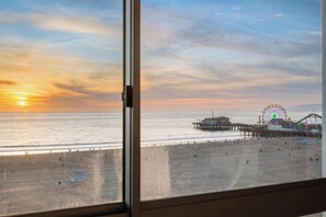 En la playa, camastros y toallas de playa 