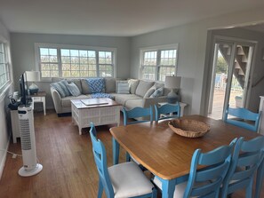 Living area - Charming 4-bedroom cottage in Scituate perfect for your beach getaway (Scituate)