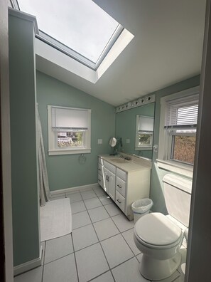 Hair dryer, towels, soap, toilet paper - Charming 4-bedroom cottage in Scituate perfect for your beach getaway (Scituate)