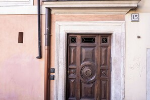Exterior detail - Spacious Apartment near Piazza Navona | Sleeps 8 (Roma)